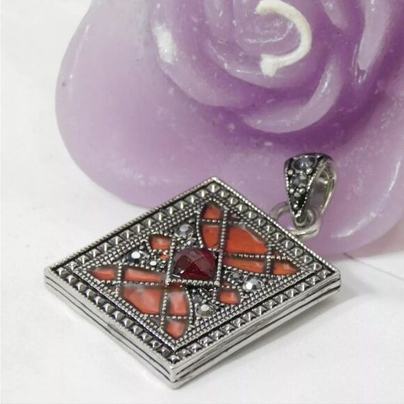 Beautiful Lia Sophia "LATTICE" Pendant/Slide, Cut Crystals, NWOT - Picture 2 of 8
